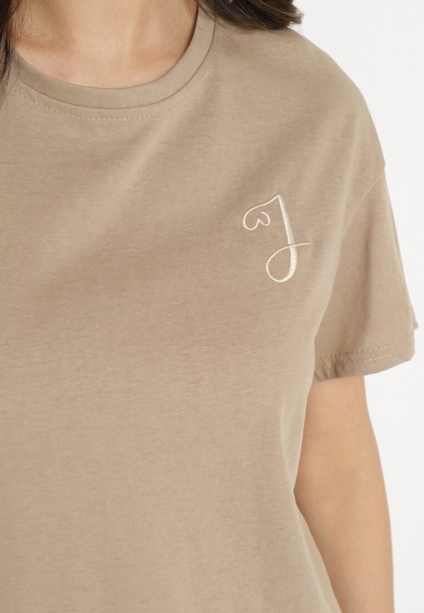 Beżowy T-shirt z Asymetrycznym Tyłem i Ozdobnym Haftem Ninissara