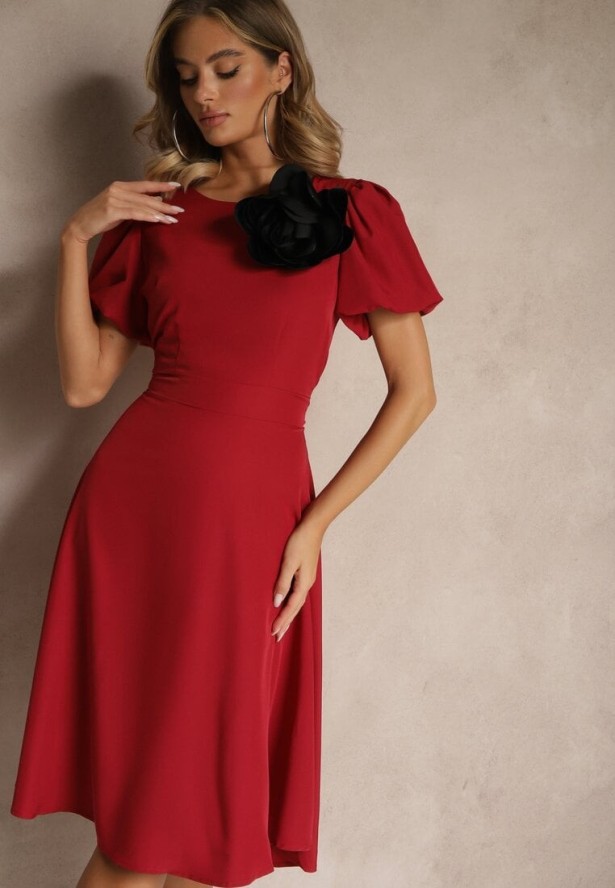 Bordowa Rozkloszowana Sukienka Vices Ozdobiona Odpinanym Kwiatem 3D Koleira