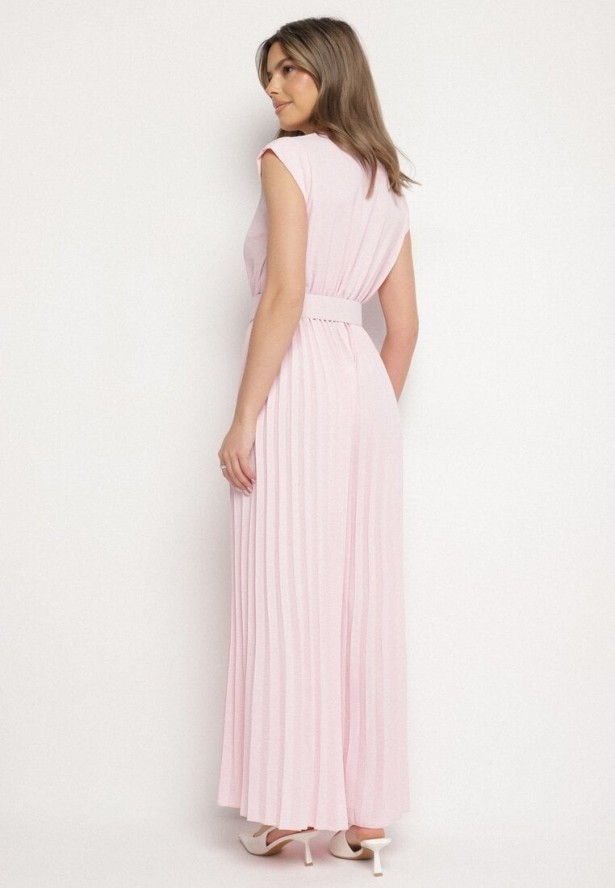 Różowy Kombinezon o Kopertowym Kroju z Plisami i Paskiem w Talii Salivania