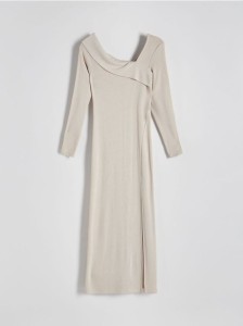 Dzianinowa sukienka z asymetrycznym dekoltem - beżowy