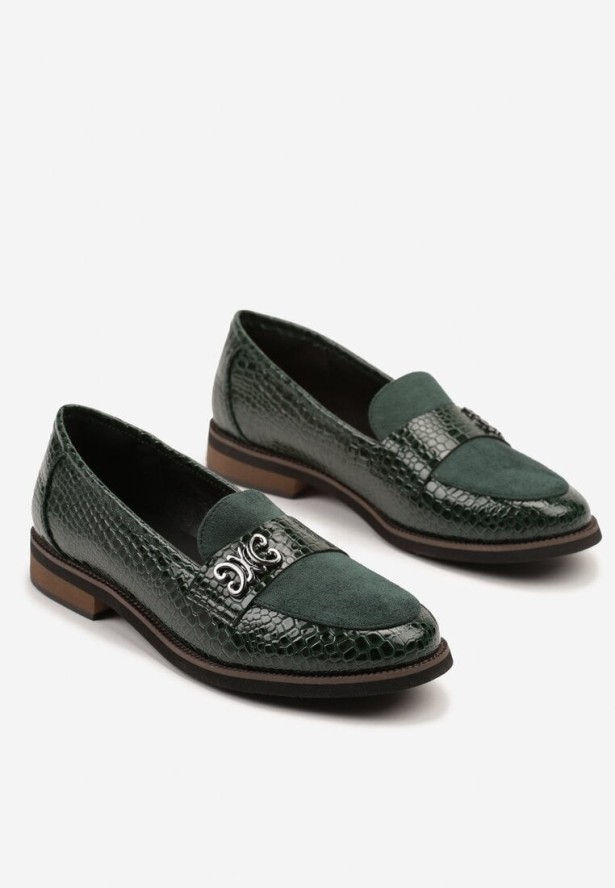 Zielone Lakierowane Mokasyny z Metalową Klamerką i Skórzaną Wkładką Solkia