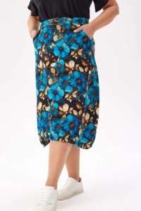 Wygodna i stylowa dresowa spódnica Karina - wyrazisty kwiatowy wzór w odcieniach niebieskiego PLUS SIZE XXL