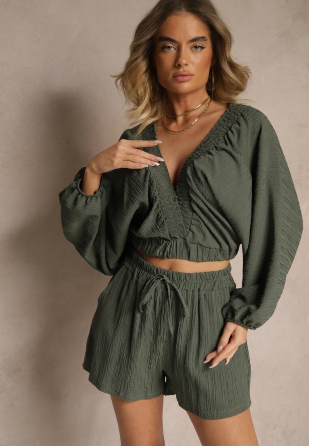 Ciemnozielony 2-Częściowy Komplet Bluzka z Głębokim Dekoltem Szorty z Gumką w Talii Gemvia