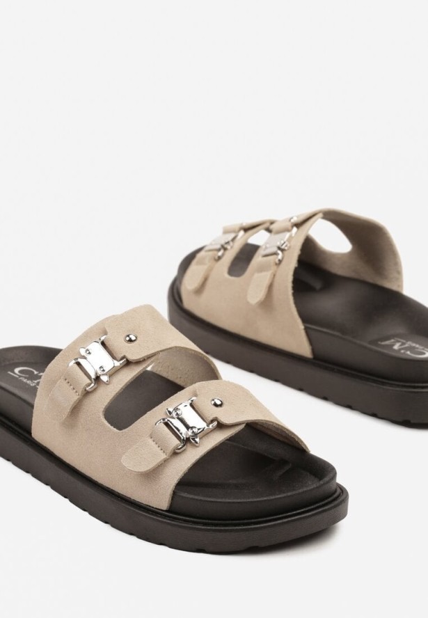 Beżowe Klapki z Metalicznymi Klamrami Fallevia