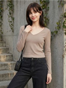 Bluzka z długim rękawem i koronką przy dekolcie - brązowy