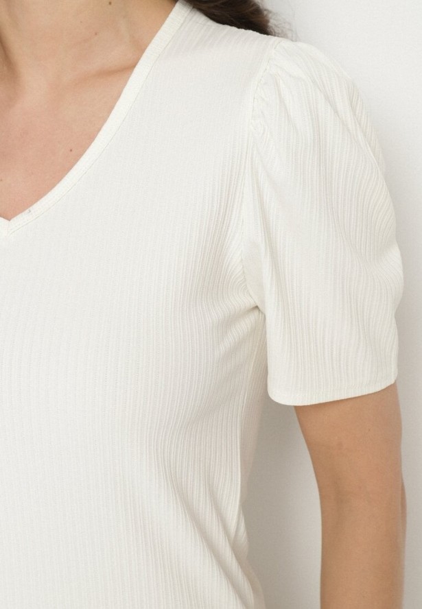 Beżowy T-shirt z Dekoltem w Serek Sunesse