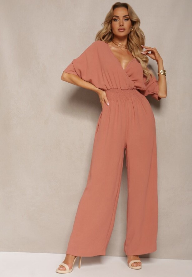 Ciemnoróżowy Kombinezon o Kopertowym Fasonie z Szerokim Luźnym Dołem i Kieszeniami Octoni