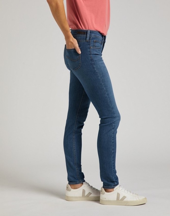 LEE SCARLETT DAMSKIE SPODNIE JEANSOWE MID WORN L526CGMZ 112319928