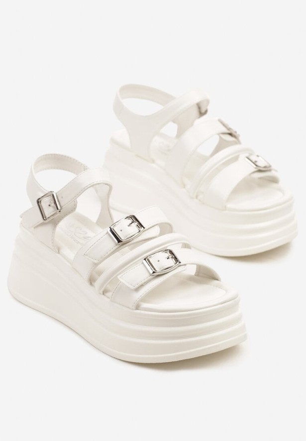 Białe Sandały z Klamerkami na Platformie z Tłoczeniami w Rockowym Stylu Alimindra