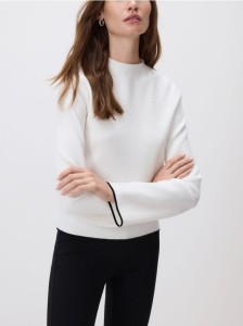 Sweter z kontrastową lamówką - złamana biel