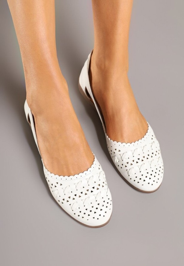 Białe Balerinki z Ażurowymi Zdobieniami i Wycięciami Damitta