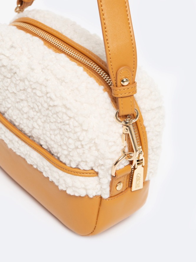 Torebka damska ze sztucznym futerkiem brązowa OO574131 802