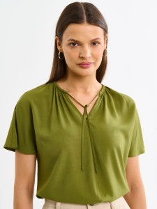 Bluzka damska z wiskozy z ozdobnym wiązaniem przy dekolcie zielona Kortini 303