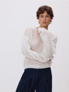 Sweter z ozdobnymi koralikami - biały