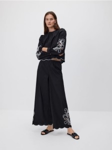 Luźne spodnie z wyszywanym wzorem - czarny