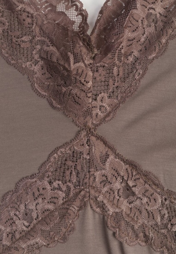 Brązowa Wiskozowa Sukienka Wieczorowa z Falbanami Koronką i Wiązanym Trenem Lenivna