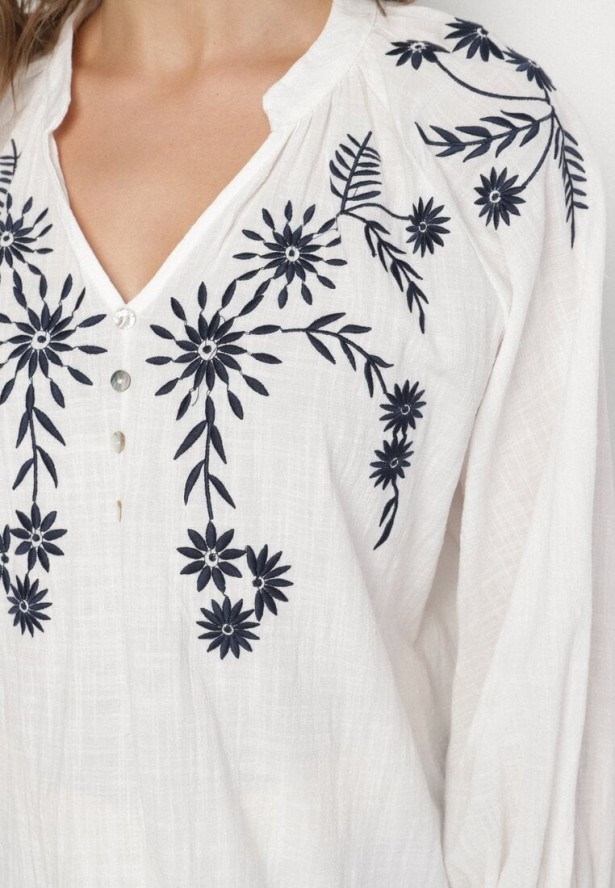 Biała Bluzka z Wiskozy z Ozdobnym Haftem Erinova