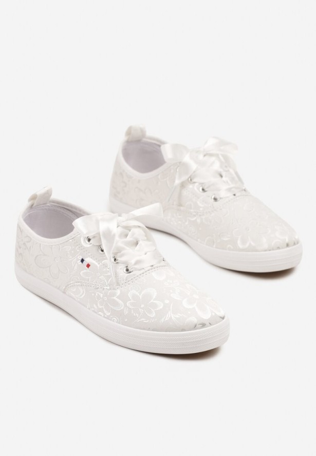 Białe Tenisówki Ozdobione Kwiatami Telesiena