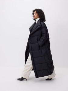 Pikowany płaszcz z paskiem - czarny