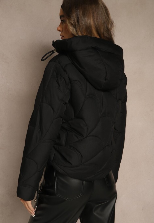 Czarna Kurtka z Pikowanymi Przeszyciami Kapturem i Aplikacjami po Bokach Oloria
