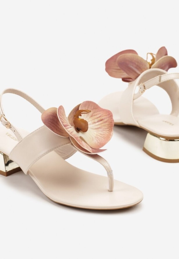 Beżowe Sandały w Stylu Japonek Vices na Niskim Słupku z Kwiatowym Zdobieniem Natrina