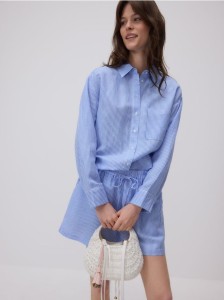 Pleciona torebka z zawieszką - biały