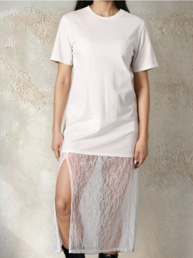 Długa sukienka z koronkowym dołem - kremowy