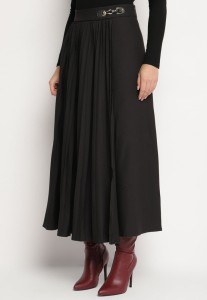 Czarna Trapezowa Spódnica Plisowana z Wiskozą Ozdobiona Klamrą Calemi