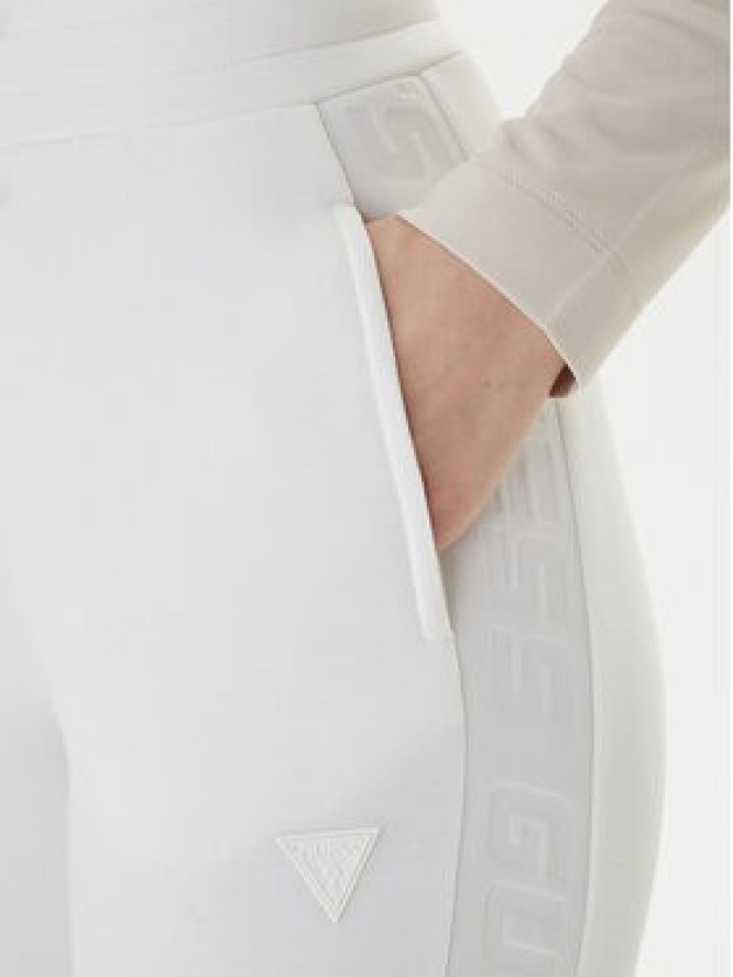 Guess Spodnie dresowe V2YB18 K7UW2 Biały Regular Fit