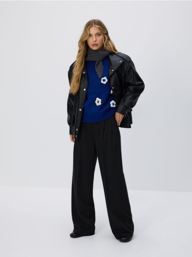 Sweter z kwiatową aplikacją - granatowy