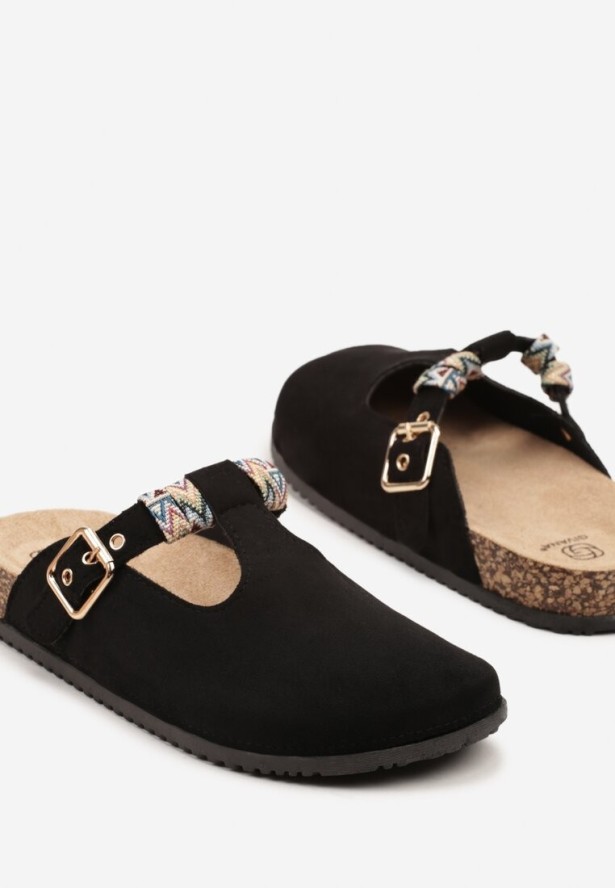 Czarne Klapki Typu Chodaki Zdobione Wycięciami i Sprzączką Nilinore