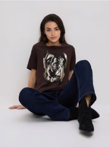 Bawełniany t-shirt z nadrukiem - ciemnobrązowy