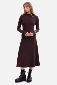 Bawełniana sukienka dzianinowa z golfem rozkloszowana cbrąz