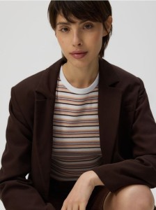 T-shirt slim fit w paski - brązowy