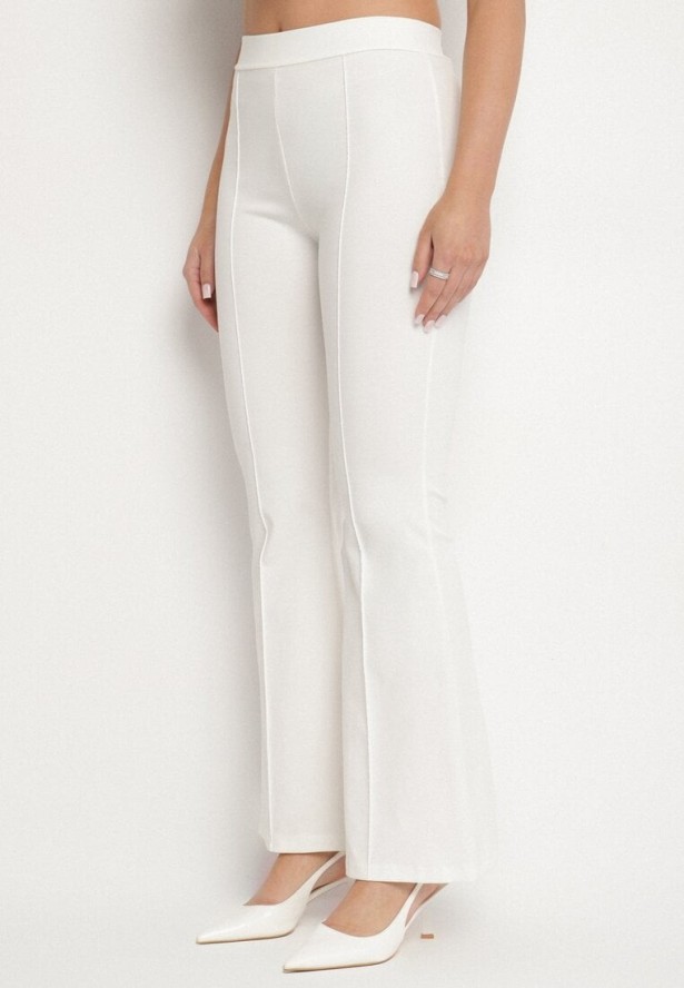 Biały Komplet Top z Baskinką Zdobiony Guzikami i Spodnie Dzwony Sovkio