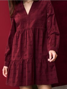 Ażurowa sukienka mini - bordowy