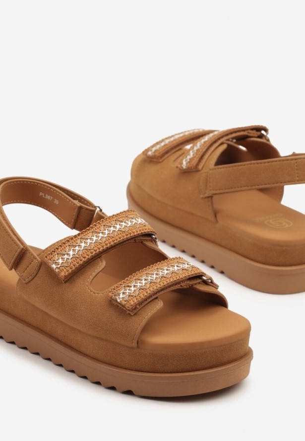 Brązowe Sandały na Grubej Podeszwie z Zapięciem na Rzep i Ozdobnym Haftem Soricca