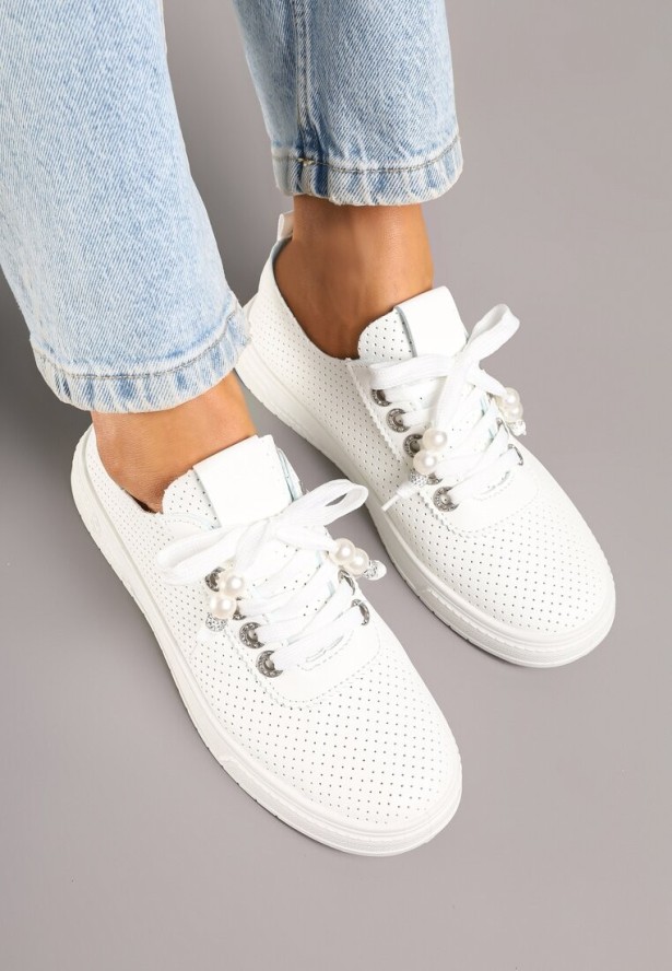 Białe Tenisówki Zdobione Perforacją i Aplikacjami z Cyrkonii i Pereł Pasurelia