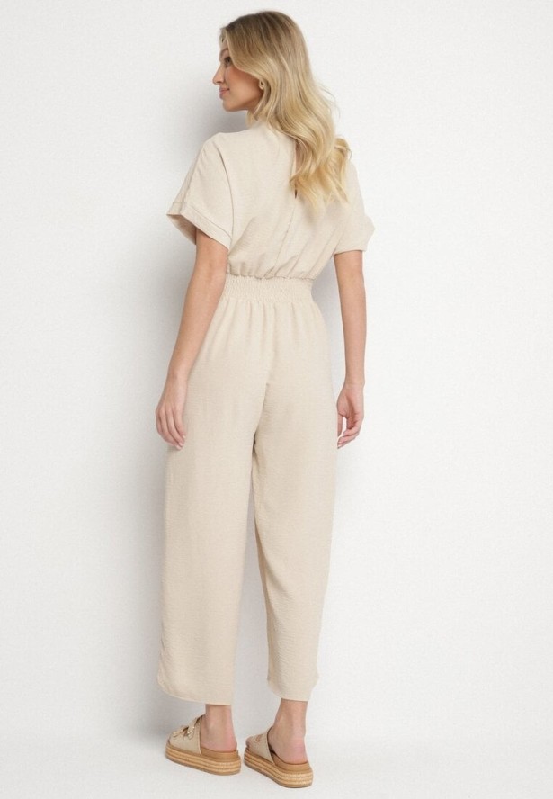 Beżowy Kombinezon z Wiskozy z Gumką w Talii i Dekoltem w Serek z Guzikami Nisella