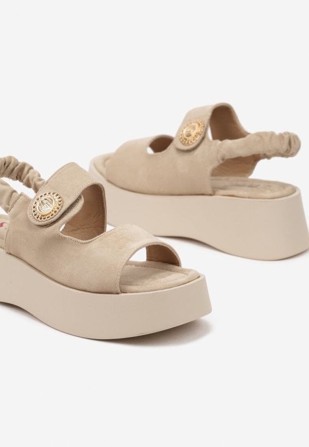 Ciemnobeżowe Sandały na Grubej Podeszwie z Marszczonym Paskiem i Aplikacją Danoria