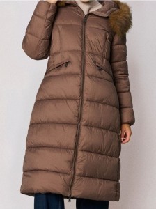 Pikowany płaszcz z kapturem - brązowy