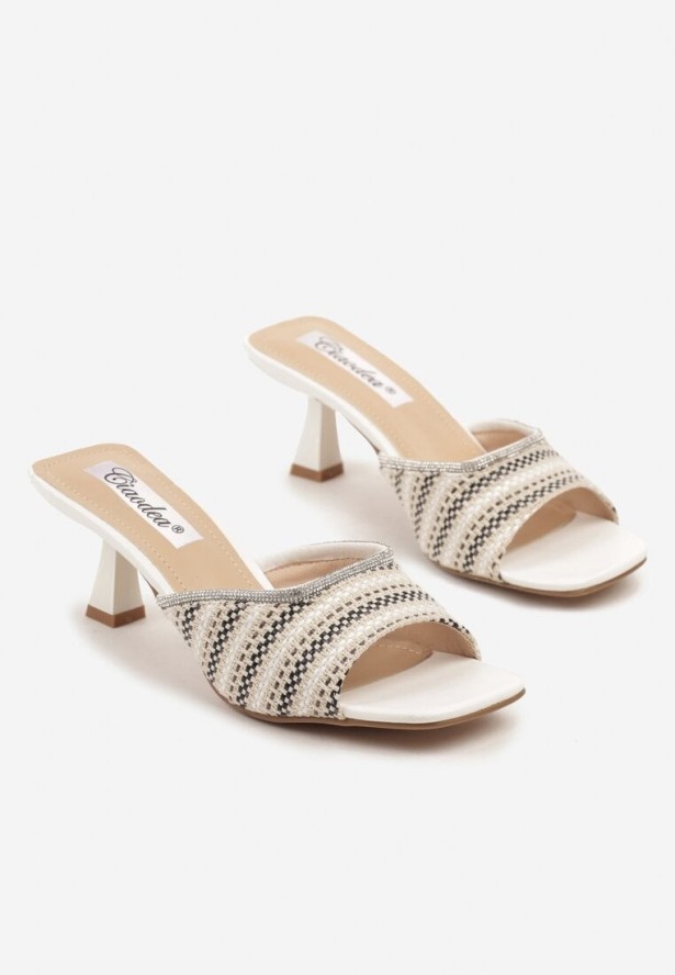 Białe Klapki na Kaczuszce z Ozdobnym Paskiem Annirea