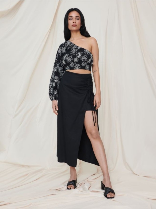Crop top w kwiaty - czarny
