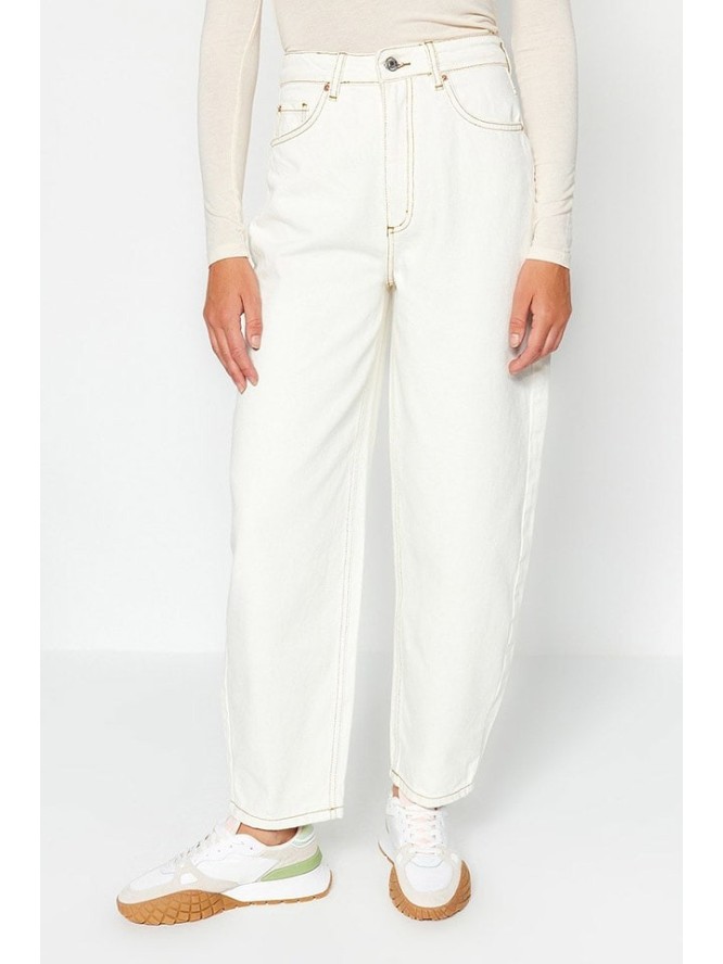 trendyol Dżinsy - comfort fit - w kolorze białym rozmiar: 38