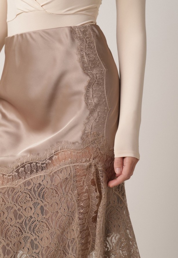 Beżowa Spódnica z Satyny z Koronką i Rozcięciem na Nogę Doritana