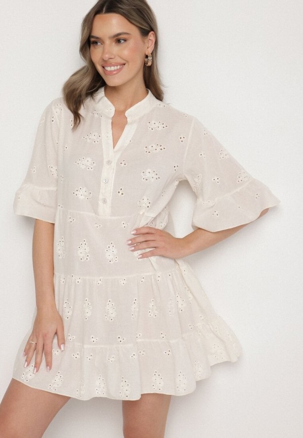 Jasnobeżowa Bawełniana Sukienka z Haftowanej Tkaniny o Koszulowym Kroju z Falbanami Filidwena