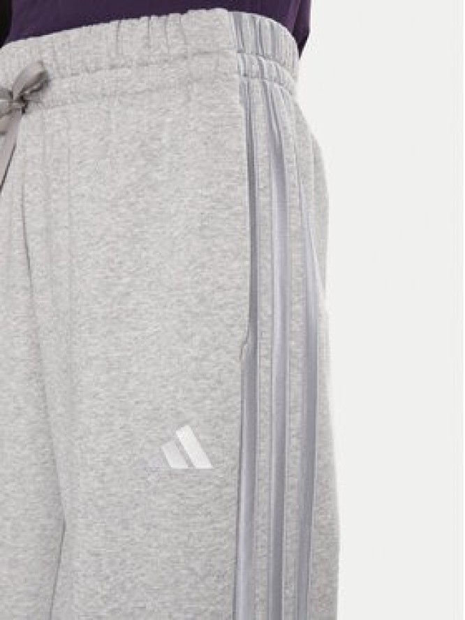 adidas Spodnie dresowe Holiday 3-Stripes Fleece JM1888 Szary Loose Fit
