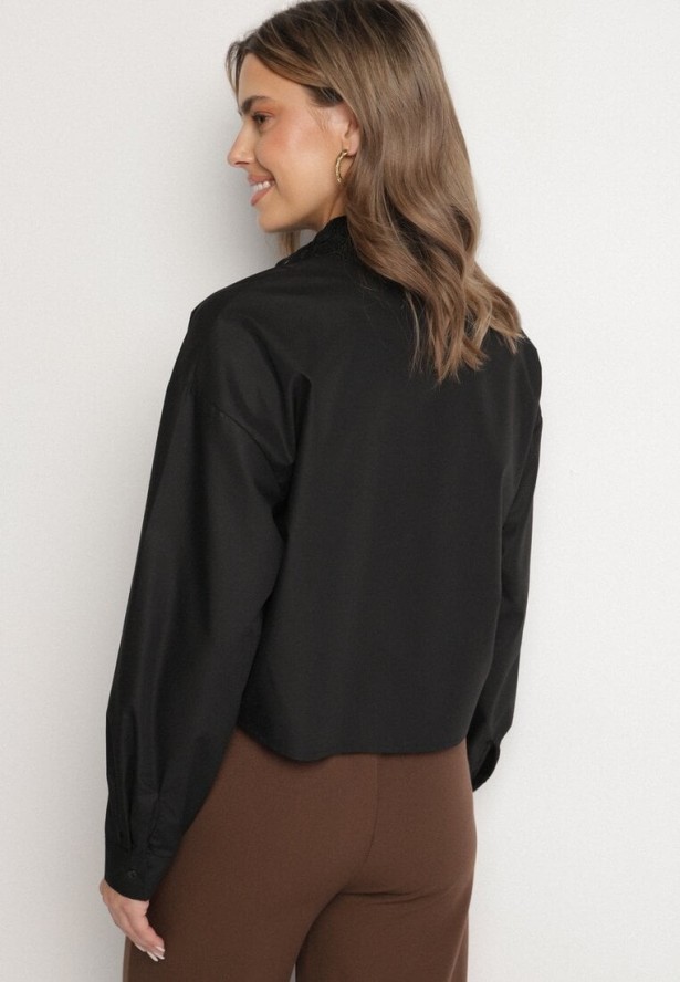 Czarna Krótka Koszula Oversize z Wiskozą Zdobiona Ażurowymi Wstawkami Calbia