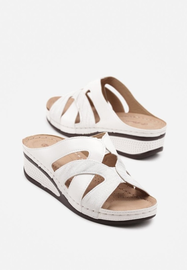 Białe Klapki na Koturnie Ozdobione Wycięciami Liofera