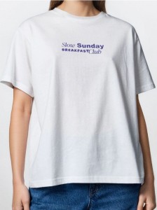 Bawełniana koszulka z nadrukiem na plecach - kremowy